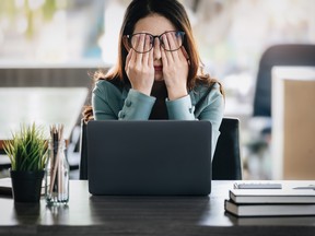 Le sentiment que vos opinions n'ont pas d'importance, les idées rejetées, les ragots ou les rumeurs, l'intimidation et les charges de travail insupportables sont quelques-uns des signes d'un environnement toxique.