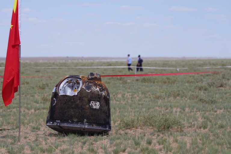 Des échantillons de roches chinoises provenant de la face cachée de la Lune sont revenus sur Terre