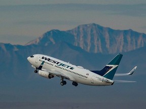 Un Boeing 737 de WestJet monte après le décollage de l'aéroport international de Calgary, le mardi 5 octobre 2021.