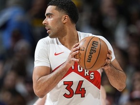 INTERDIT DE LA NBA : Jontay Porter des Raptors de Toronto tient le ballon lors d'un match plus tôt cette année.