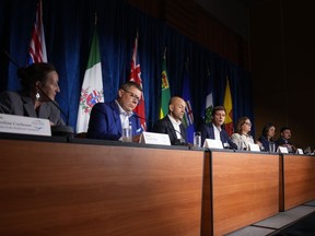 Le premier ministre de la Colombie-Britannique, David Eby, quatrième en partant de la gauche, s'exprime pendant que d'autres premiers ministres l'écoutent lors d'une conférence de presse après une réunion des premiers ministres de l'Ouest, à Whistler, en Colombie-Britannique, le mardi 27 juin 2023.