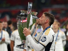 Federico Valverde du Real Madrid célèbre avec le Trophée de la Ligue des champions de l'UEFA après la victoire de son équipe lors du match final de la Ligue des champions de l'UEFA 2023/24 entre le Borussia Dortmund et le Real Madrid CF au stade de Wembley, le 1er juin 2024 à Londres.