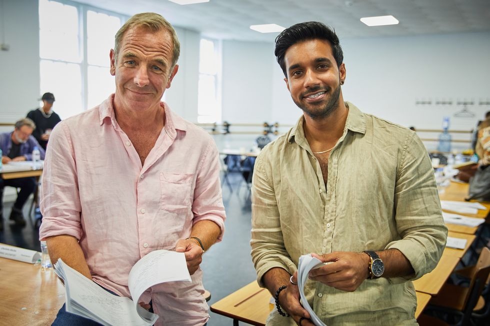 Robson Greene et Rishi Nair lors de la lecture de Grantchester