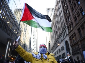 Des gens participent à une manifestation en faveur de la Palestine à Toronto le 12 novembre 2023.