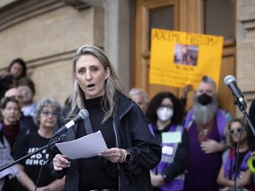 Laura Walton, présidente de la Fédération du travail de l'Ontario, s'exprimant lors d'un rassemblement de protestation au Convocation Hall de l'Université de Toronto.