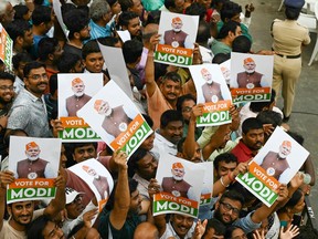 Les partisans attendent l'arrivée du Premier ministre indien Narendra Modi lors d'une tournée de présentation dans le cadre de la campagne électorale du parti Bharatiya Janata (BJP) avant les élections nationales à Hyderabad le 15 mars 2024.