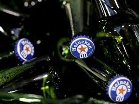 Bouteilles de bière Heineken sans alcool dans l'usine du brasseur de Zoeterwoude, aux Pays-Bas, le 1er mai.