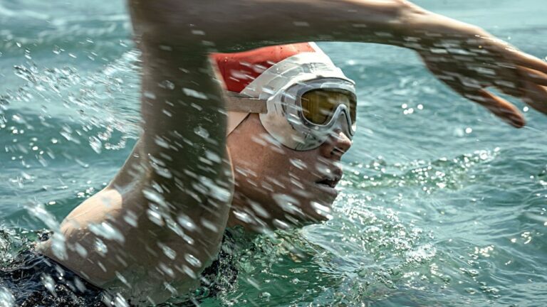 "Jeune femme et la mer" : Daisy Ridley s'est entraînée pendant des mois pour jouer le rôle d'une championne de natation et a tourné des scènes jusqu'à ce que ses lèvres deviennent bleues. Les plus populaires à lire absolument Abonnez-vous aux newsletters variées Plus de nos marques
	
	
