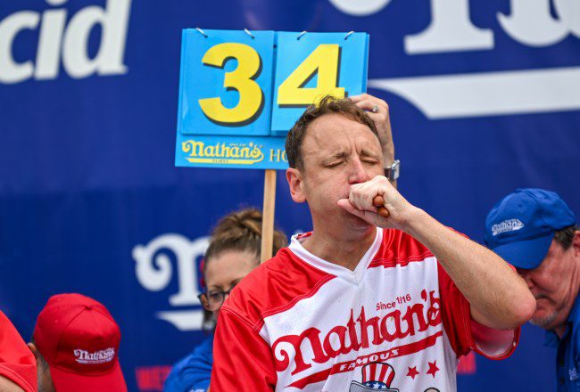 Joey Chestnut banni du concours de restauration de hot-dogs de Nathan en 2024