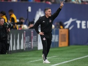 Le Toronto FC, en chute libre, cherche à mettre fin à une série de cinq matchs sans victoire (0-3-2) en MLS lors de sa visite aux Red Bulls de New York samedi.  Pour l'entraîneur John Herdman, cela signifie terminer les matchs aussi bien que son équipe les commence.  L'entraîneur-chef du Toronto FC, Herdman, crie des instructions depuis la ligne de touche lors de la deuxième mi-temps d'un match de football de la MLS contre les Whitecaps de Vancouver, à Vancouver, en Colombie-Britannique, le samedi 6 avril 2024.