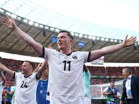 L'Autrichien Michael Gregoritsch célèbre la victoire et la qualification de l'équipe pour les huitièmes de finale de l'Euro 2024.