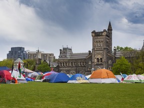 Campement pro-palestinien dans une zone clôturée sur le campus de l'Université de Toronto, au centre-ville de Toronto, le lundi 13 mai 2024.