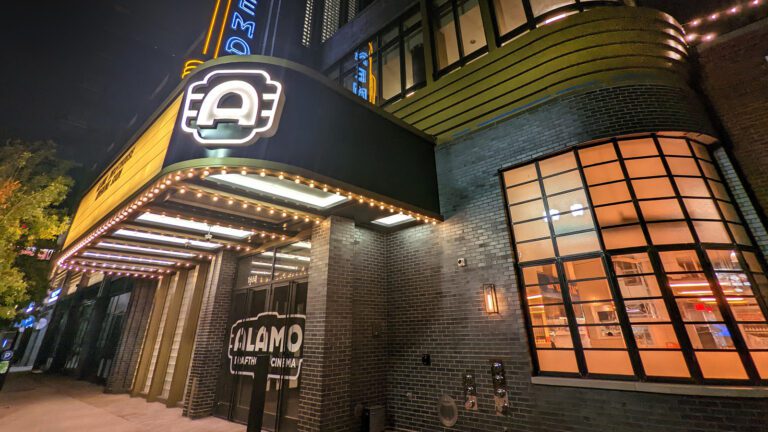 La chaîne de cinéma bien-aimée Alamo Drafthouse a été rachetée par Sony Pictures
