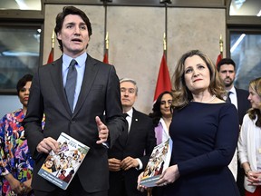 Le premier ministre Justin Trudeau, la vice-première ministre et ministre des Finances Chrystia Freeland et les ministres avant le dépôt du budget fédéral sur la Colline du Parlement à Ottawa, le 16 avril.