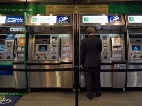 Guichets automatiques au Complexe Desjardins à Montréal.