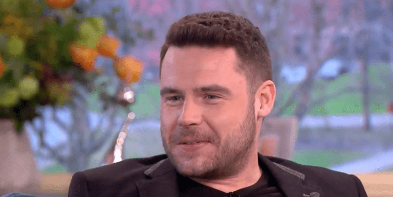 La star d'Emmerdale, Danny Miller, célèbre le succès de son nouveau projet
