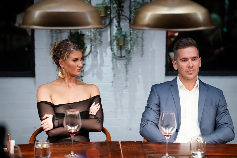 Lauren et Jono sur l'Australie gâchée à première vue, assis à une table, l'air tendu