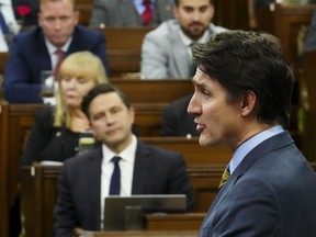 Le premier ministre Justin Trudeau se lève pendant la période des questions à la Chambre des communes, sur la Colline du Parlement à Ottawa, le mercredi 1er mai 2024.