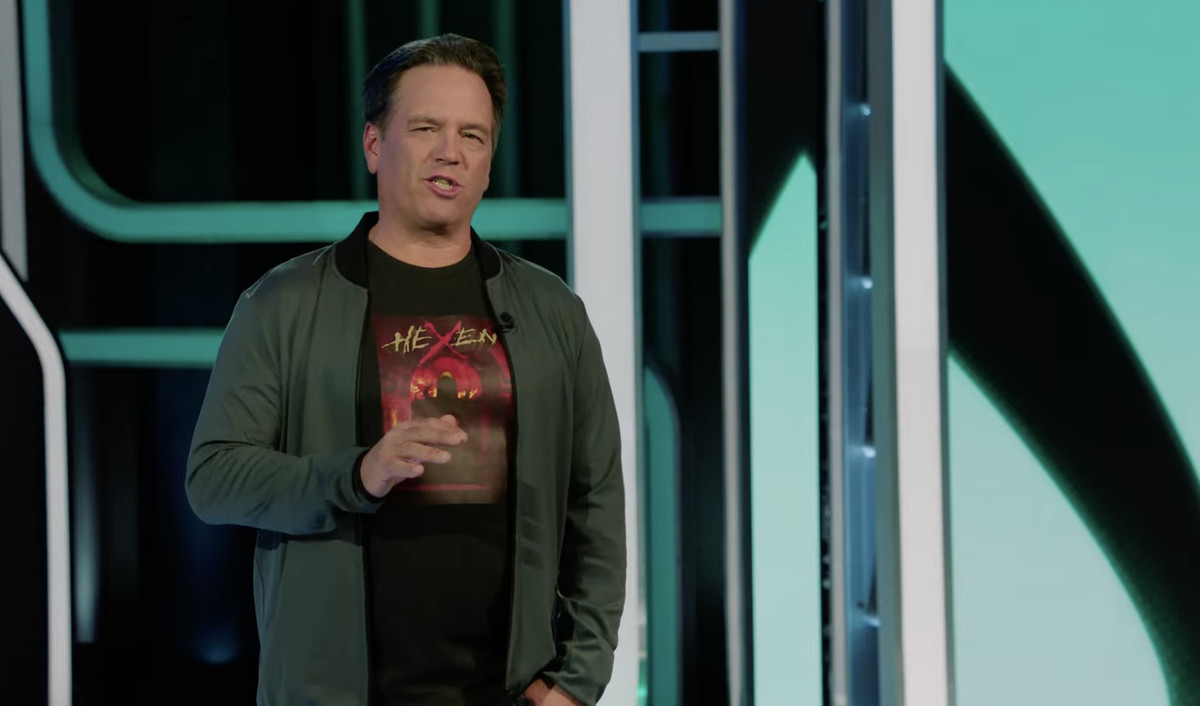 Phil Spencer porte un T-shirt avec le coffret Hexen lors du Xbox Games Showcase 2023.