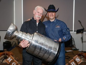 Lanny MacDonald, à gauche, et le const.  José Cives.