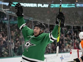 L'ailier gauche des Dallas Stars, Jason Robertson (21 ans), célèbre après avoir marqué un but lors d'un avantage numérique alors que Nick Seeler (24 ans) des Flyers de Philadelphie patine pendant la première période d'un match de hockey de la LNH, à Dallas, le jeudi 6 avril 2023.