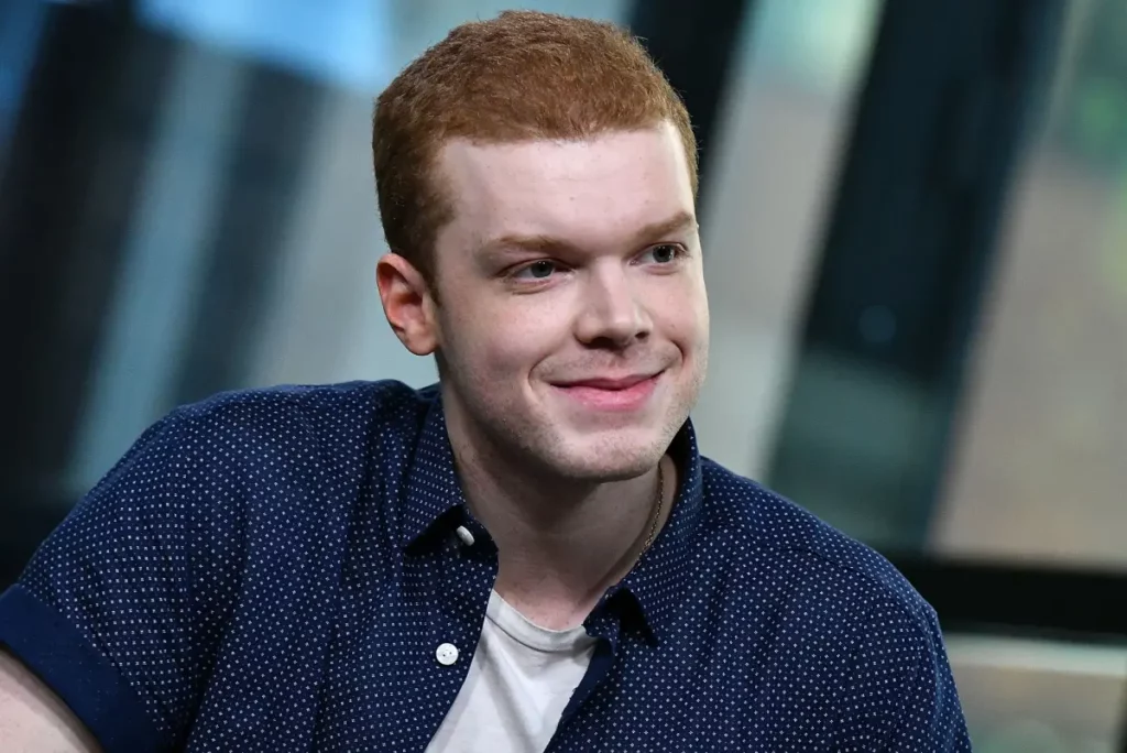 Cameron Monaghan interviewé par un journaliste, discutant de son expérience et des défis qu'il a rencontrés en incarnant Cal Kestis dans Star Wars Jedi : Fallen Order.