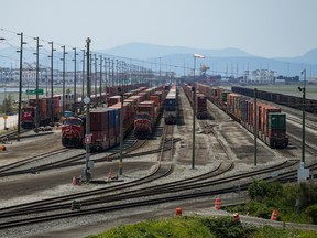 Les trains du CP et du CN sont vus alors que des conteneurs de fret restent inutilisés sur les voies ferrées à Deltaport lors d'une grève des travailleurs de l'International Longshore and Warehouse Union Canada dans la province, à Delta, en Colombie-Britannique, le 7 juillet 2023.