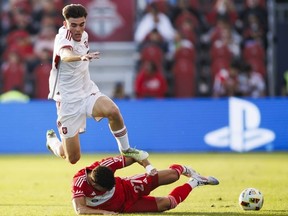 Le milieu de terrain du Toronto FC, Alonso Coello (14 ans), dépasse le défenseur des Chicago Fire Allan Arigoni (27 ans) lors de la première mi-temps de l'action de football de la MLS à Toronto, le samedi 15 juin 2024.