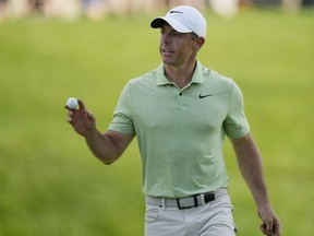 Rory McIlroy, d'Irlande du Nord, fait des gestes après avoir mis le 17e green lors de la première partie du tournoi de golf Memorial, le jeudi 6 juin 2024, à Dublin, Ohio.