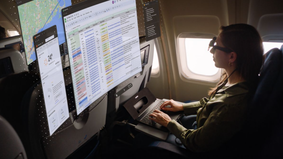 Une dame l'utilise dans un avion.