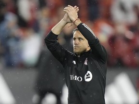 L'entraîneur-chef du TFC, John Herdman, remercie les fans après le match de la MLS contre New York City à Toronto le 11 mai 2024.