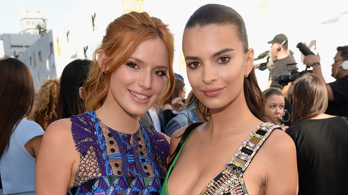  Le décolleté décolleté.  Les gros bijoux.  Le look d'anniversaire d'Emily Ratajkowski me donne toutes les vibrations de Bella Thorne
