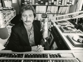 Le radiodiffuseur Bob Mackowycz Sr. est vu dans un studio de radio Q107 sur une photo de famille du 26 mai 1986.