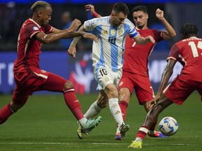 Lionel Messi de l'Argentine et Stephen Eustaquio du Canada