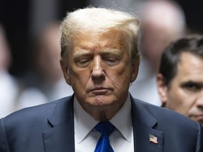 L'ancien président Donald Trump quitte le palais de justice après qu'un jury l'a déclaré coupable des 34 chefs d'accusation lors de son procès pénal devant le tribunal pénal de Manhattan, le jeudi 30 mai 2024, à New York.