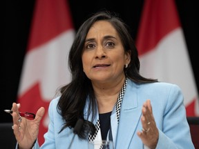 La présidente du Conseil du Trésor, Anita Anand, répond à une question lors d'une conférence de presse à Ottawa, le mardi 18 juin 2024. Voir les journaux sur le comptoir de sa cuisine ne pas être lus par ses enfants était un signe clair pour Anand que la consommation médiatique a évolué.LE CANADIEN PRESSE/Adrian Wyld