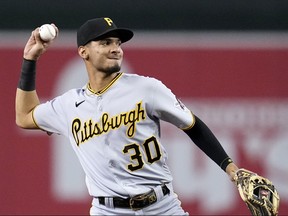 L'arrêt-court des Pirates de Pittsburgh, Tucupita Marcano, s'échauffe lors de la première manche d'un match de baseball contre les Diamondbacks de l'Arizona, le dimanche 9 juillet 2023.