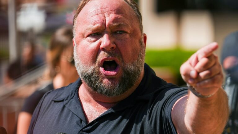 Le juge ordonne la liquidation des biens personnels d'Alex Jones pour payer les familles de Sandy Hook, mais rejette le dossier de faillite d'Infowars. Plus de Variety Les plus populaires à lire absolument Inscrivez-vous aux newsletters de Variety Plus de nos marques
	
	
