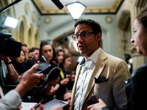 Le ministre fédéral de la Justice, Arif Virani, s'adresse à un journaliste avant une réunion du Cabinet sur la Colline du Parlement à Ottawa, le mardi 11 juin 2024.