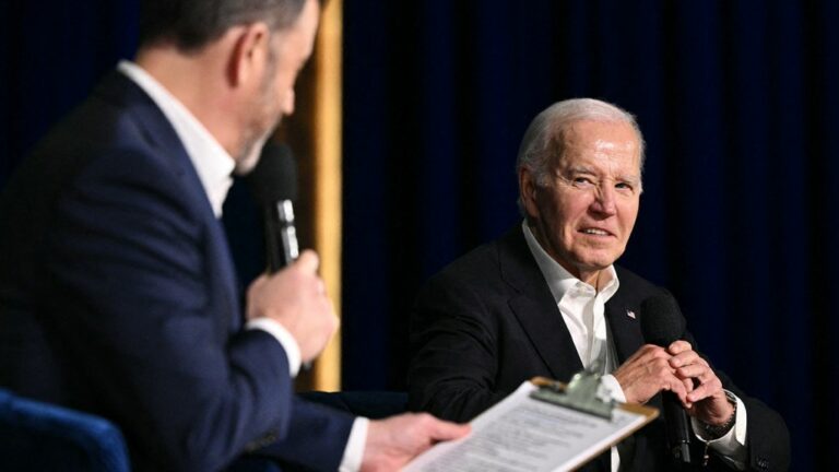 Le président Biden et Barack Obama déchirent Donald Trump lors d'une collecte de fonds Starry LA
