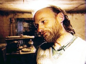 Le tueur en série Robert Pickton montré ici à la ferme porcine familiale de Port Coquitlam où les restes de plusieurs femmes ont été découverts.