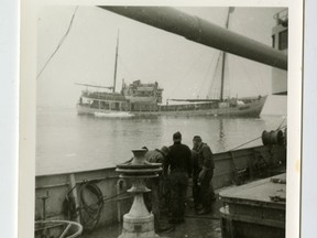 Le Quest est montré en train de couler au large du Labrador le 5 mai 1962, sur cette photo distribuée.