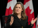 La vice-première ministre et ministre des Finances Chrystia Freeland répond à une question lors d'une conférence de presse, à Ottawa, le 1er mai 2024. Freeland a introduit des changements au taux d'inclusion des gains en capital dans le nouveau budget.