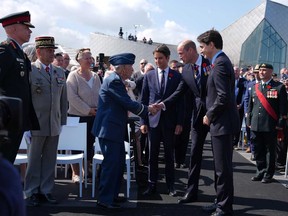 Le prince William, prince de Galles (deuxième à droite) rencontre Richard Rohmer, 100 ans, l'un des anciens combattants canadiens les plus décorés, accompagné du premier ministre français Gabriel Attal (au centre) et du premier ministre canadien Justin Trudeau (à droite) pendant le gouvernement de Cérémonie canadienne marquant le 80e anniversaire du jour J, à Juno Beach le 6 juin 2024 à Courseulles-sur-Mer, France.