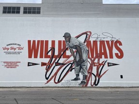 Une fresque murale de Willie Mays.