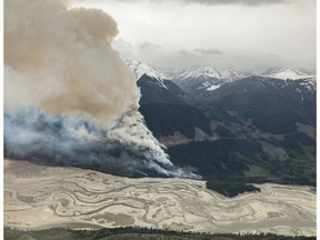 Cette image publiée par le BC Wildfire Service montre des colonnes de fumée provenant de l'incendie de forêt de Truax Creek, en Ontario, le 12 mai 2024.