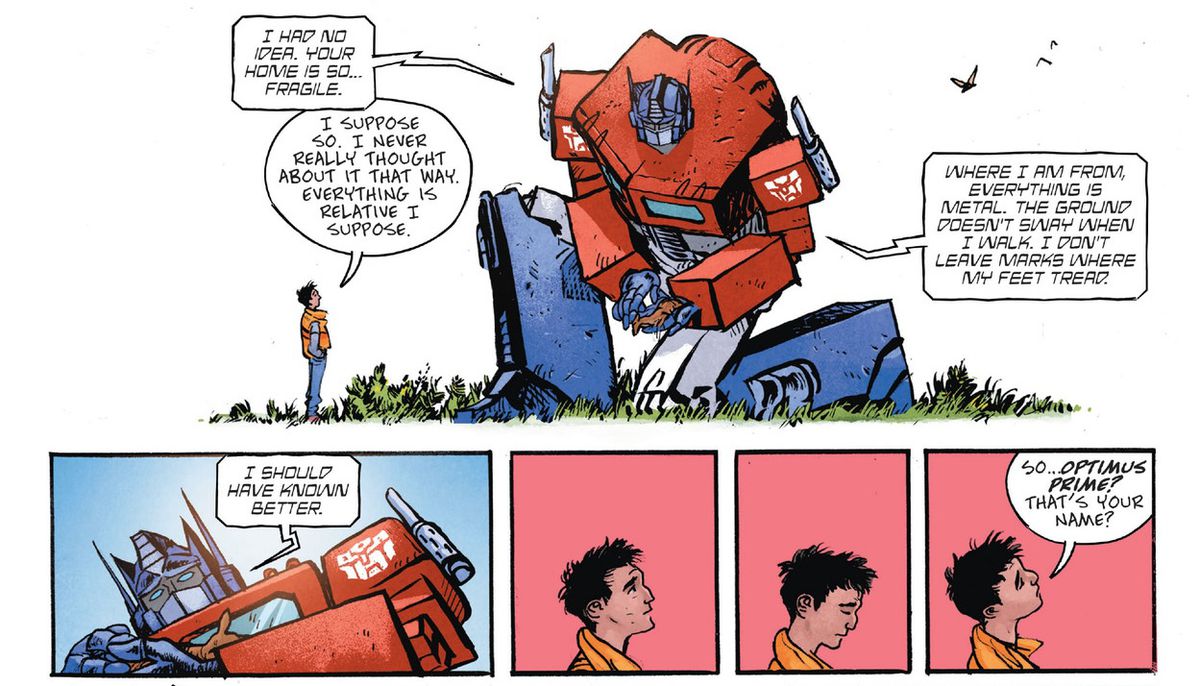 Optimus Prime tient un cerf mort dans ses mains alors qu'il parle tristement avec Spike, un adolescent humain.  