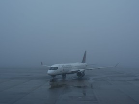 Un avion d'Air Canada roule vers la porte d'embarquement