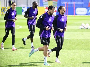 Le milieu de terrain allemand Leroy Sane (à droite) et ses coéquipiers participent à une séance d'entraînement à la veille de leur match de football de l'UEFA Euro 2024 contre l'Écosse.