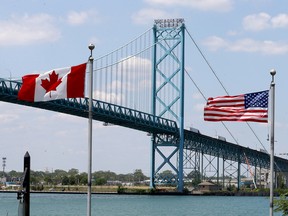 Poste frontalier international au pont Ambassador vu depuis le mémorial du Vietnam au bord de la rivière Windsor, le 16 juin 2020.